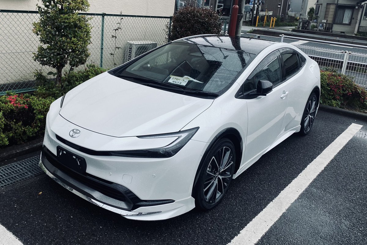 BozuIya's tweet photo. 1月から2月納車予定で2月にしてって言ったら3末になっちゃって、エアロが届かなくて4末になっちゃった。エアロ形も低さも心配だったけど、思ったより低くないから大丈夫かな。音楽聞かないのに勢いでプレミアムサウンドまで付けた！笑
#プリウス
#モデリスタ https://t.co/oRrbdiwsuH