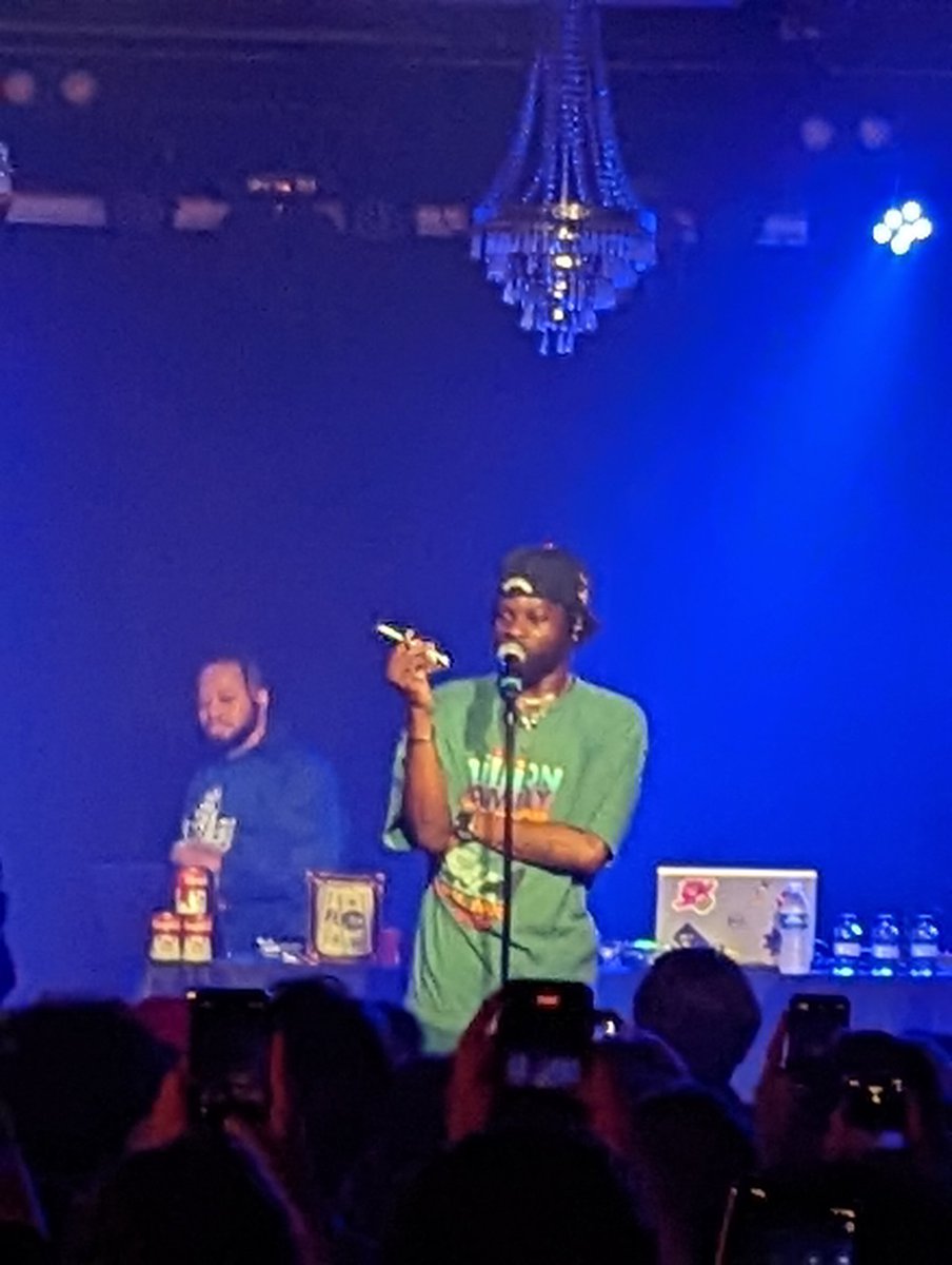 BXC513's tweet photo. Homie pulled out the pen! We was really talking. https://t.co/o9Me4fuwPW