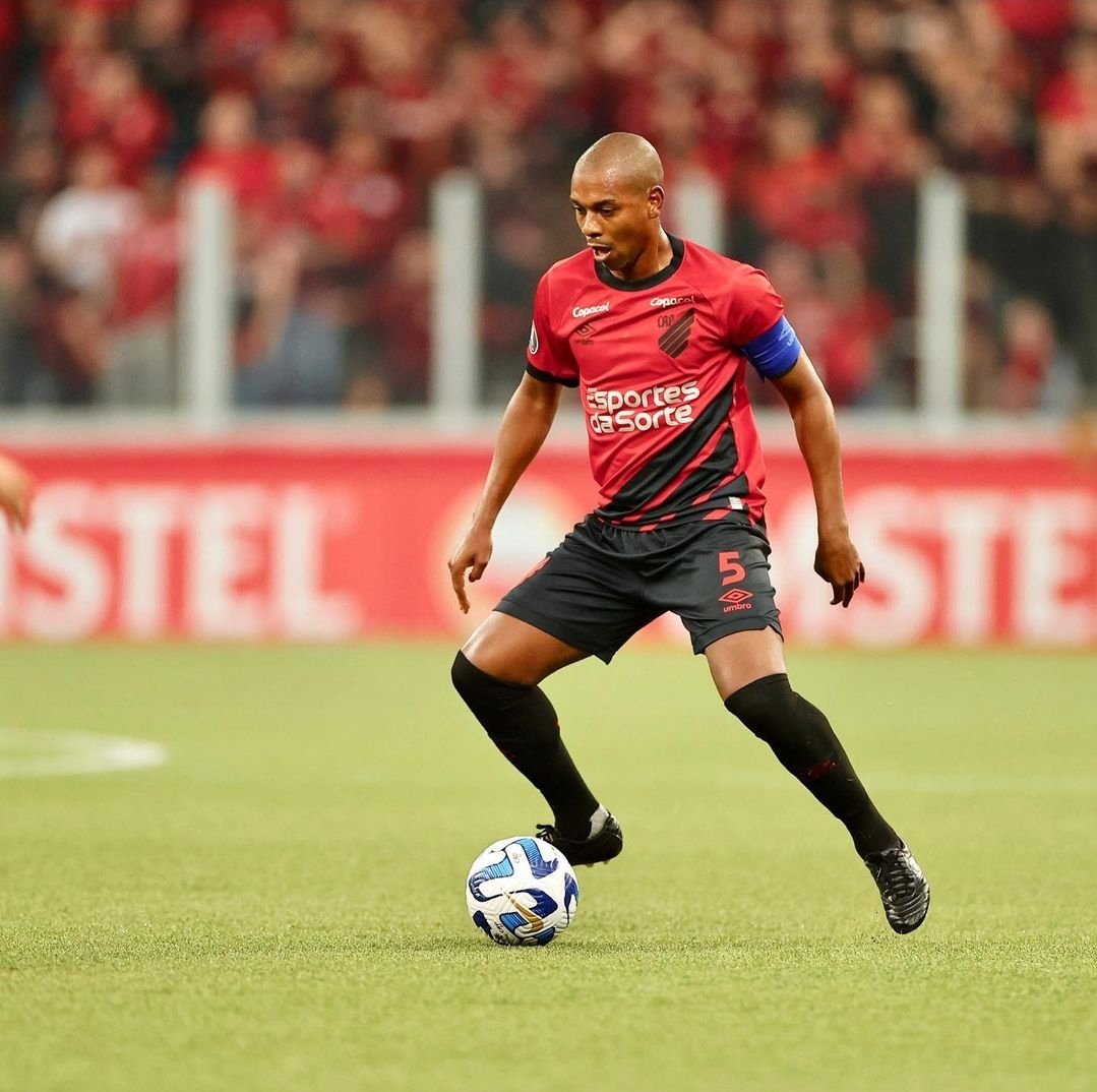 Vincenzo_dali's tweet photo. 43 do segundo tempo.

Fernandinho - 37 anos - dá pique de 30/40m pra SALVAR o Athletico em contra ataque perigoso.

Carrinho limpo, o mais próximo possível da perfeição. Nem sujou o uniforme.

Isso depois de ONZE partidas seguidas como titular num espaço de pouco mais de 2 meses.

Bizarro. Ainda dá pré-assistência para o 1° gol.
