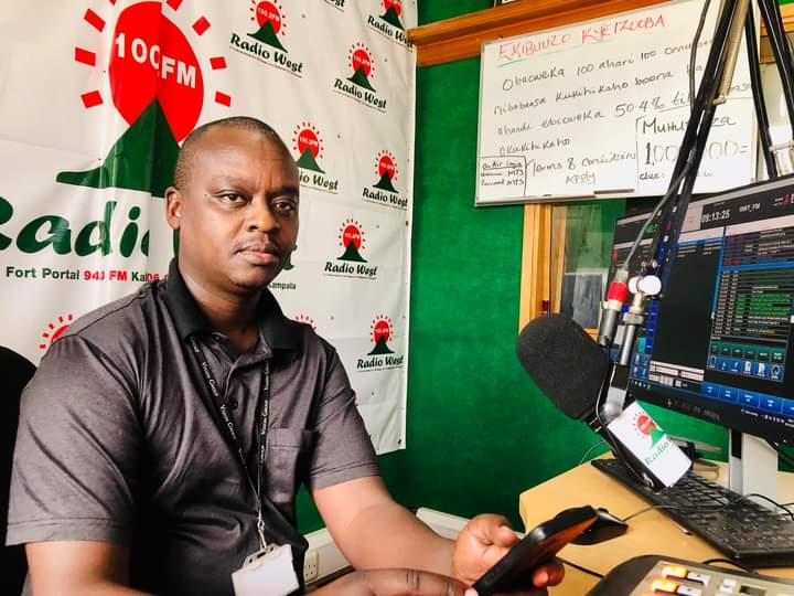 radiowestug's tweet photo. #OwakutangAheeru

Siima Mukama ahabw'okubusheesha okiri ohuriire,,,

@Kachaina1 x @maskaback x @HazelKaliisa baaragaramu kukutwara kuhisya shaaha 4 z'akasheeshe..

Bakwiniire bingi omu prog egi...

#GambaMpurire https://t.co/EVuWAXzMYC