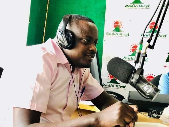 radiowestug's tweet photo. #OwakutangAheeru

Siima Mukama ahabw'okubusheesha okiri ohuriire,,,

@Kachaina1 x @maskaback x @HazelKaliisa baaragaramu kukutwara kuhisya shaaha 4 z'akasheeshe..

Bakwiniire bingi omu prog egi...

#GambaMpurire https://t.co/EVuWAXzMYC