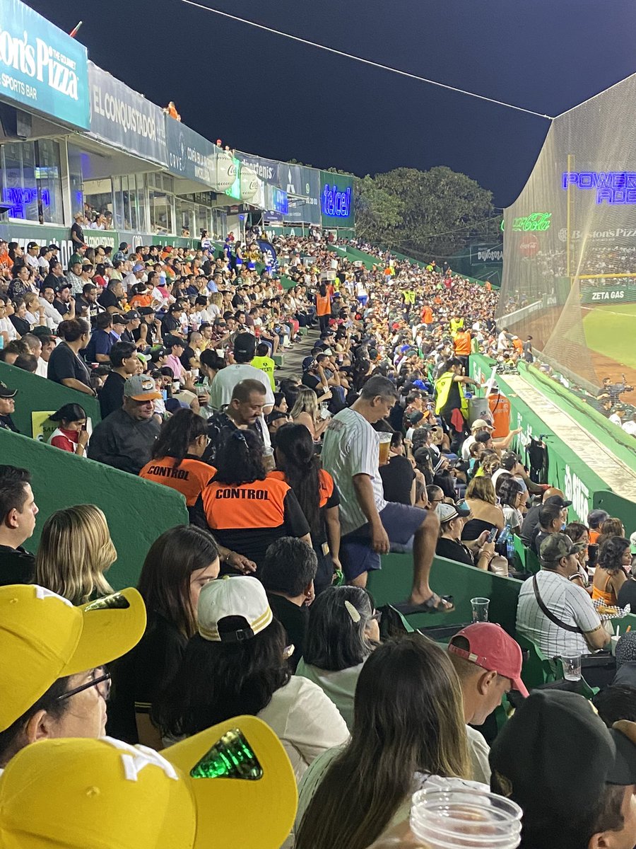 Angel_HV's tweet photo. @leonesdeyucatan muy mala decisión de cerrar una zona de abonados cambiando las condiciones de ofrecimiento. No permiten la entrada a vendedores, te hacen dar mil vueltas y te obligan a comprarle a meseros casi inexistentes, todo un monopolio. Los precios ni que decir @Profeco https://t.co/axLw5faE34
