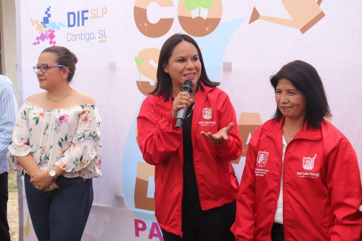 DIFMunicipalSLP's tweet photo. Este martes, la Directora del DIF Municipal, Jessica Albarrán Ramírez, a nombre de la Presidenta de la institución, Estela Ariaga Márquez, inauguró como parte del programa “Cosechando para tu mesa”, el huerto número 13 en la comunidad de Jassos en la delegación de Villa de Pozos. https://t.co/aOxvlIrUpm