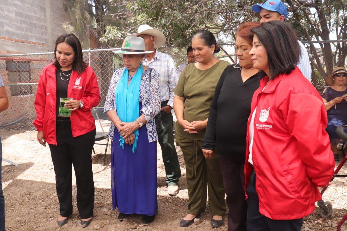 DIFMunicipalSLP's tweet photo. Este martes, la Directora del DIF Municipal, Jessica Albarrán Ramírez, a nombre de la Presidenta de la institución, Estela Ariaga Márquez, inauguró como parte del programa “Cosechando para tu mesa”, el huerto número 13 en la comunidad de Jassos en la delegación de Villa de Pozos. https://t.co/aOxvlIrUpm