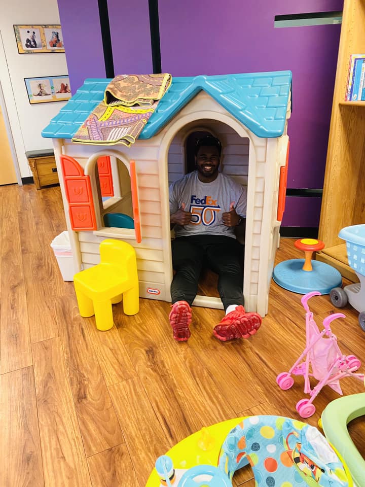 AZforChildren's tweet photo. Shout out to @FedEx in Phoenix for celebrating their 50th anniversary with Arizonans for Children to “go out and give back!”. They worked getting our visiting centers clean and ready for upcoming events.  Thank you, we appreciate you! https://t.co/5DMgBn9XC7
