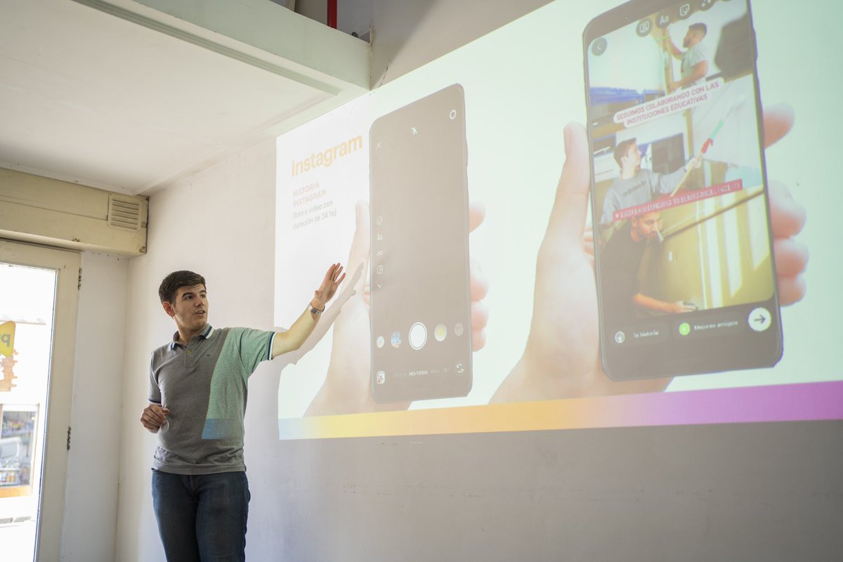 jprorosales's tweet photo. 📲 Curso sobre uso del celular y redes para adultos mayores 👴🏼👵🏼 porque #nuncaestardeparaaprender

👉Esta tarde junto a los concejales del pro colaboramos con los Abuelos Pro dando una charla sobre el uso del celular y redes. https://t.co/k3r7E3ANal