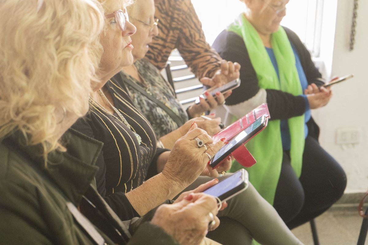 jprorosales's tweet photo. 📲 Curso sobre uso del celular y redes para adultos mayores 👴🏼👵🏼 porque #nuncaestardeparaaprender

👉Esta tarde junto a los concejales del pro colaboramos con los Abuelos Pro dando una charla sobre el uso del celular y redes. https://t.co/k3r7E3ANal