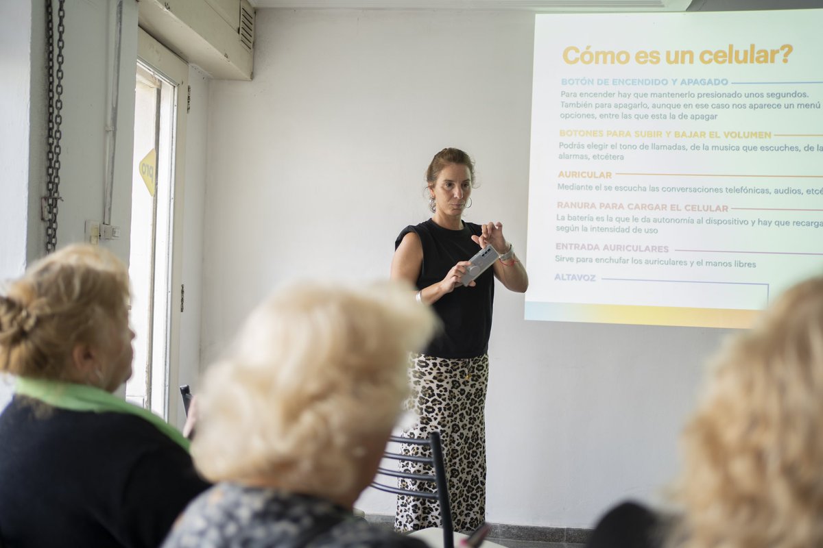 jprorosales's tweet photo. 📲 Curso sobre uso del celular y redes para adultos mayores 👴🏼👵🏼 porque #nuncaestardeparaaprender

👉Esta tarde junto a los concejales del pro colaboramos con los Abuelos Pro dando una charla sobre el uso del celular y redes. https://t.co/k3r7E3ANal