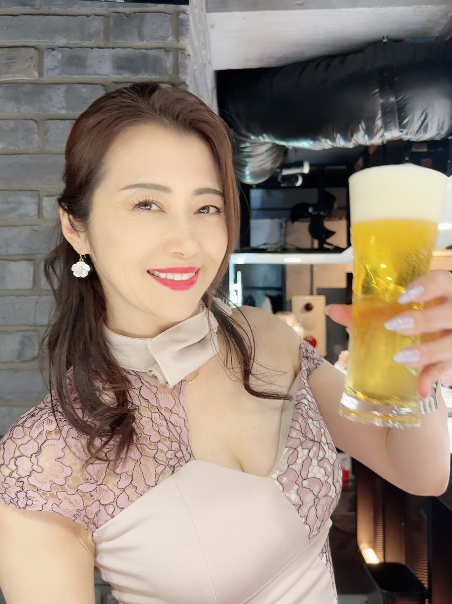 昨日のBAR MAKI 東京にご参加下さった皆様ありがとうございました♡
昨年春のBAR大阪で着た桜のミニドレスに、貝の桜ピアスとヘア飾りを合わせて🌸
お花見できなかった方も麻妃で花見^_^
呑みに来る場所では無く、会えるイベントなので、呑めない方も是非！
東京は毎月第4火曜、大阪は第2日曜開催⭐︎ https://t.co/POnAD2jgH8