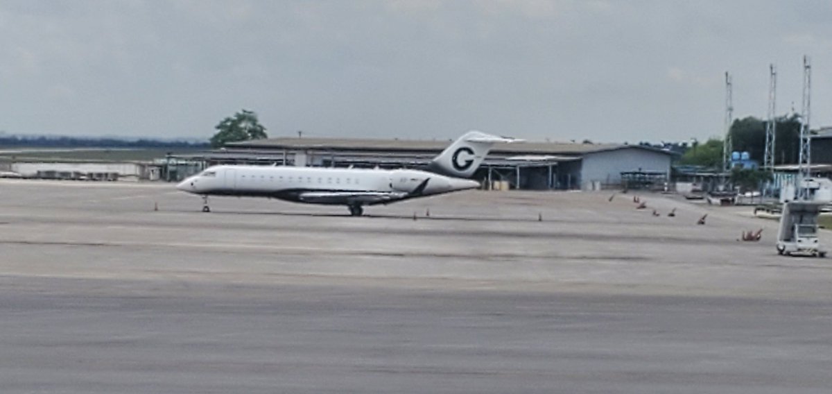 FlconEYES's tweet photo. EC-MMD | #ECMMD | #34520D
Bombardier BD-700-1A10 Global

Desde Mayorca Dom23, #MiguelFluxaRossello dueño de #Iberostar copropietario y director general de #Camper y fiel devoto de la Tiranía de #Cuba.  
Foto hoy en #JoséMartí cred al autor.
#Ahora #OSINTCuba #cuavion #Cuba #25Abr https://t.co/X3pPyJz9Nf