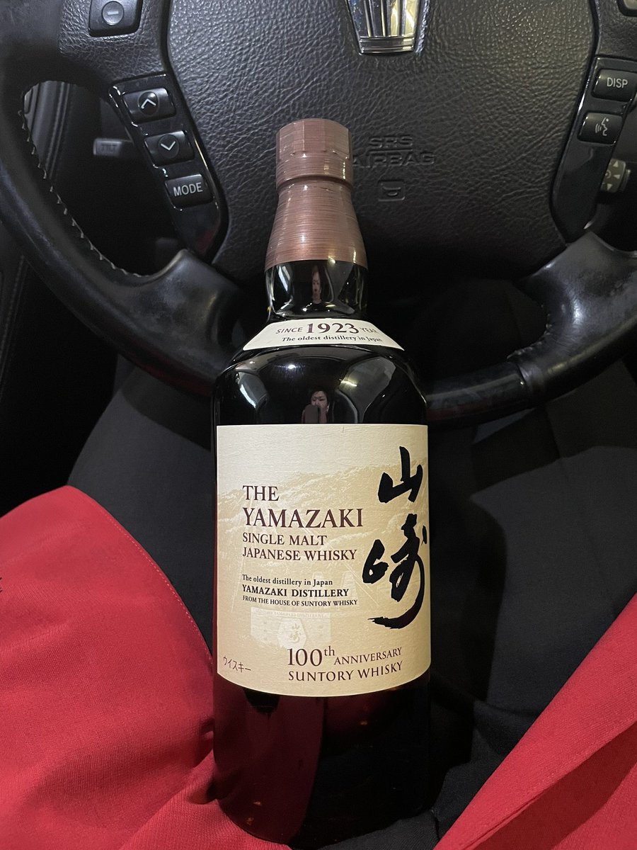 yamazakioffcial's tweet photo. 念願の100周年記念ボトルの定価に出会えました❤️
情報を教えて頂いた方、今回はたまたまありませんでしたが情報を頂きましてありがとうございました✨
これからもウイスキー探しの旅は続く☀️
#山崎
#ウイスキー https://t.co/5bhNaXQbDB