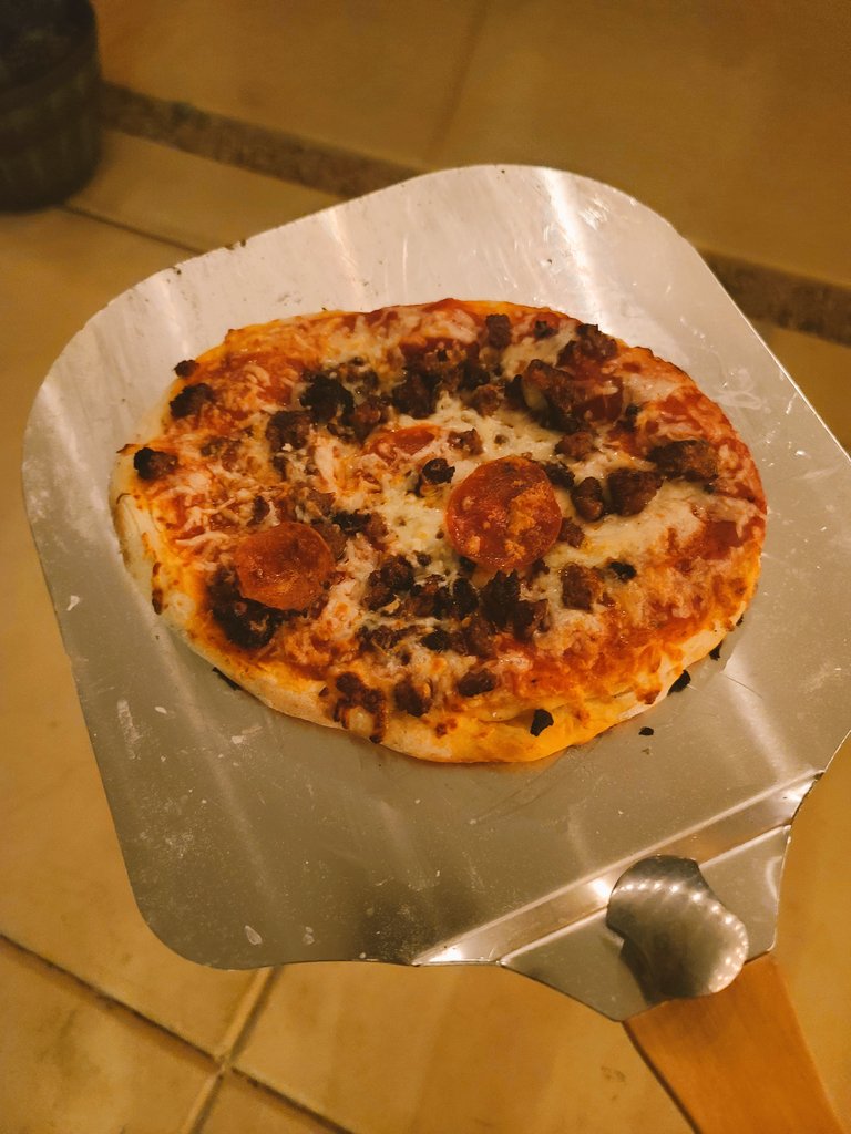 writingiswar's tweet image. got this propane pizza oven for Xmas and I&apos;m slowlyyy getting better at using it. graduated from the &quot;look I made a piece of charcoal 🥳&quot; to &quot;let&apos;s try to do dough the right way.&quot;  patience. practice. I dunno. methinks pizza belongs on the worth mastering list.