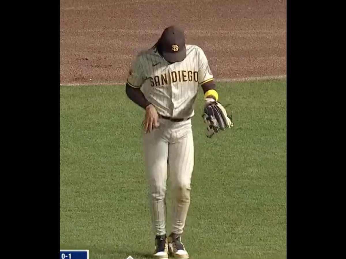 barstoolsports's tweet image. The Cubs Crowd Chanted "He's On Steroids!!" At Fernando Tatis Jr. So He Decided To Dance Right In Their Faces barstoolsports.com/blog/3464790/t…