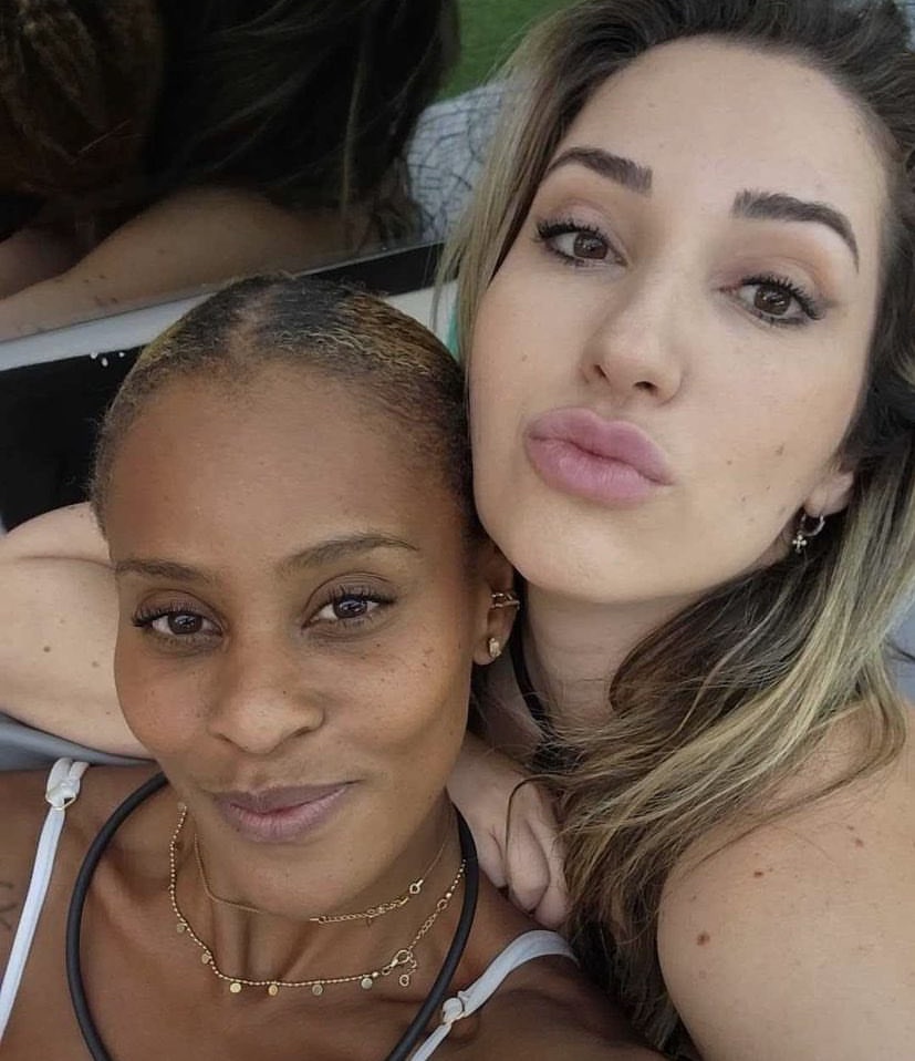 SomosRouge's tweet photo. Parabéns @draameirelles pela vitória no #BBB23 . Deserto até o fim! 🧡 #DocRouge #TeamAline https://t.co/44UAJ3Y4w8