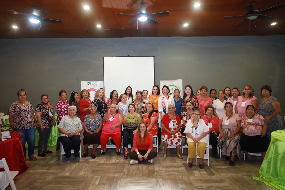 CinthiaVL's tweet photo. Tarde de capacitación con nuestra amiga Rosalina, a cargo de @marumedina_, titular de la Unidad para Erradicar la Violencia Política Género del @pri_nacional, que es posible gracias al @onmprisinaloa, que dirige @IrmaGMoreno. #MujeresPRI https://t.co/GOg4oYJ3TR