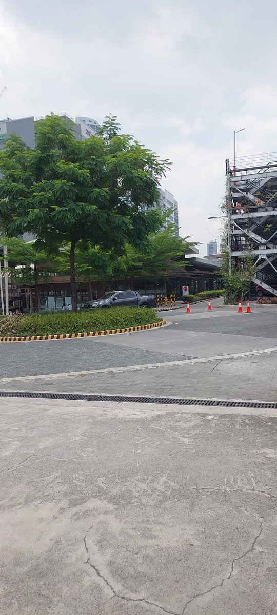 Magnus_Top03's tweet photo. Most popular place ng mga nag outdoor fun... #centris #etoncentris ma check ngaung CR kung may gumaganap ba... eme... https://t.co/kH2Y9oXnax
