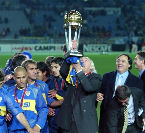 Nicoambrogi's tweet photo. El tipo convenció a 11 tipos que podían salir campeón del mundo vs Milan. Paró a esos 11 jugadores en la cancha. Hizo un solo cambio en 120 minutos!! (Salió Guillermo y entró Tevez a los 73') ganó y a otra cosa. 

#FelizCumpleVirrey https://t.co/ZxmxCMp26h