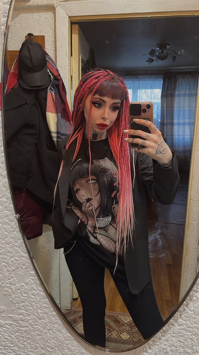 rimakitsune's tweet photo. Из новостей, тётя за весну посетила три концерта, относила комплект кос, что сама изготовила, начала перекрывать татуировками шрамы после прошлогоднего абьза асфальта, научилась ходить в кино одна, стала СЛИШКОМ МНОГО спать, снова подсела на корейские дорамы и это ахуенно✌🏻 https://t.co/eHMxOlWLrq