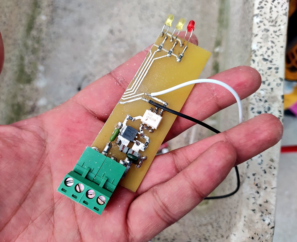 IObrizio's tweet photo. Reciclando circuito electrónico ♻️
Necesitaba un SSR así que lo tome de otro circuito, tomé una segueta y lo corté.
#hardware #electronics #recycling #relay #ssr #triac https://t.co/dOfuh2lek1
