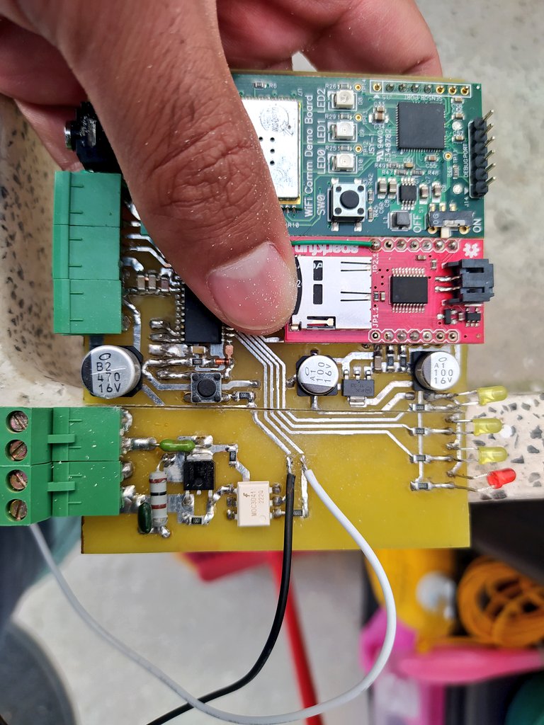 IObrizio's tweet photo. Reciclando circuito electrónico ♻️
Necesitaba un SSR así que lo tome de otro circuito, tomé una segueta y lo corté.
#hardware #electronics #recycling #relay #ssr #triac https://t.co/dOfuh2lek1
