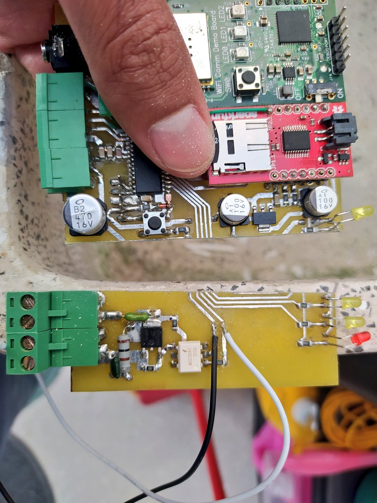 IObrizio's tweet photo. Reciclando circuito electrónico ♻️
Necesitaba un SSR así que lo tome de otro circuito, tomé una segueta y lo corté.
#hardware #electronics #recycling #relay #ssr #triac https://t.co/dOfuh2lek1
