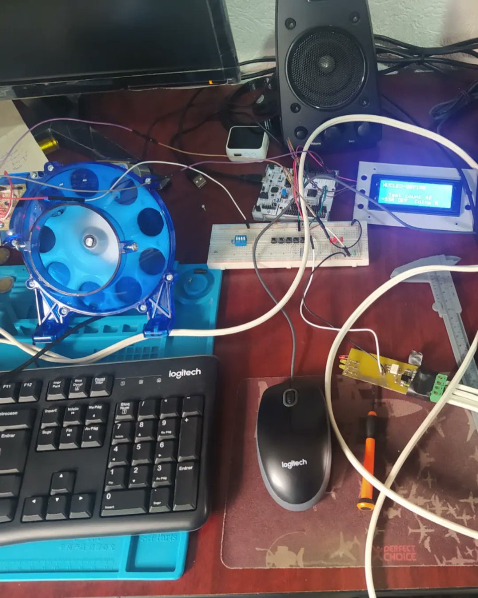IObrizio's tweet photo. Reciclando circuito electrónico ♻️
Necesitaba un SSR así que lo tome de otro circuito, tomé una segueta y lo corté.
#hardware #electronics #recycling #relay #ssr #triac https://t.co/dOfuh2lek1