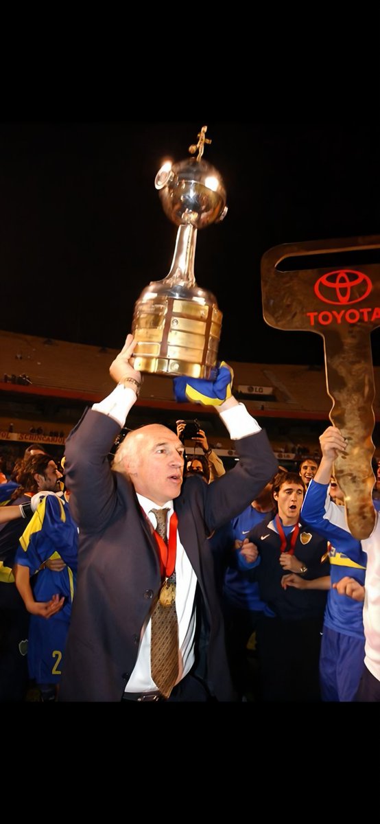 12Maibj's tweet photo. 4 libertadores y 3 intercontinentales tiene este señor como DT. No vuelvan a compararlo nunca más con nadie.

Feliz cumple Virrey, gracias por hacer a Boca aún más gigante. https://t.co/W7G3zO9bPZ
