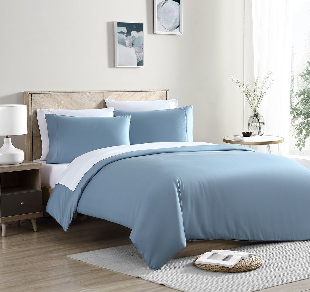 heartcosy's tweet photo. I've tried other cooling blankets, but these are the best! I get night sweats and end up drenching the bed, but I haven't woken up tangled in sweaty blankets since these arrived. Now I need more of them." — Jennifer U on the https://t.co/dkcGAs70DX silk cooling blanket. https://t.co/kaPgRbq9dg