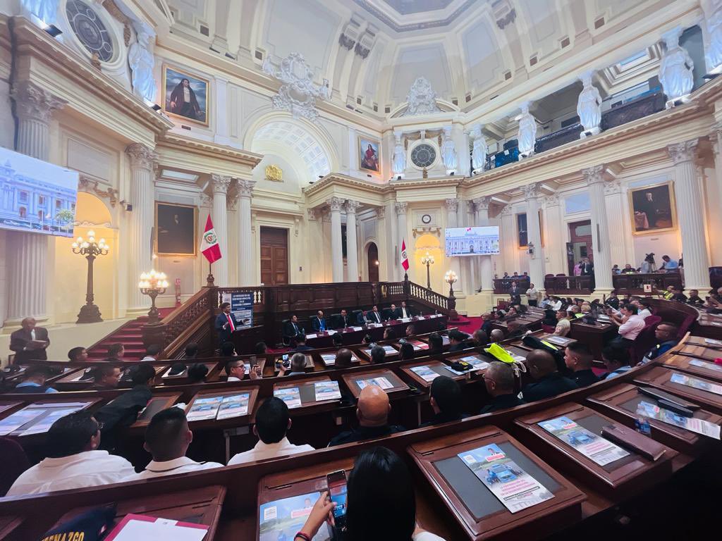 1FelipeCastillo's tweet photo. En su Día rendimos homenaje en el @congresoperu al Sereno Municipal. Ellos protegen a nuestros vecinos. Urge que Gno promulgue ley que otorga herramientas para que sigan protegiendo nuestras vidas y las suyas. Que la inseguridad no nos arrebate una vida más! @RPPNoticias @tromepe https://t.co/To9tPX72PR