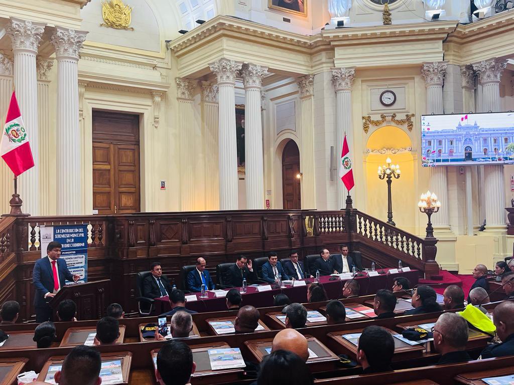 1FelipeCastillo's tweet photo. En su Día rendimos homenaje en el @congresoperu al Sereno Municipal. Ellos protegen a nuestros vecinos. Urge que Gno promulgue ley que otorga herramientas para que sigan protegiendo nuestras vidas y las suyas. Que la inseguridad no nos arrebate una vida más! @RPPNoticias @tromepe https://t.co/To9tPX72PR