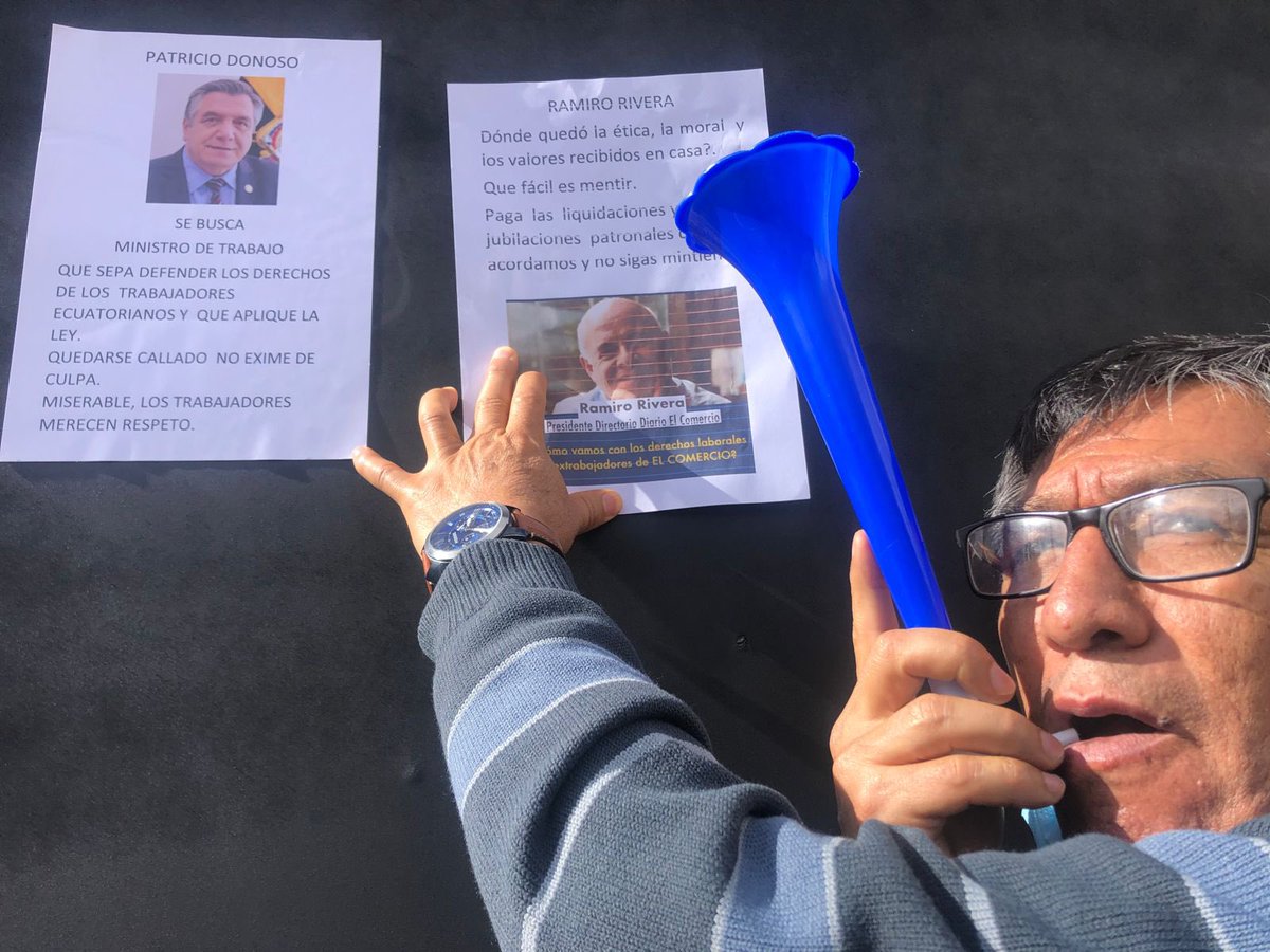 moniquemendoza's tweet photo. Quisieron amedrentar y no lo lograron. Extrabajadores y jubilados reclamaron a @elcomerciocom el pago de liquidaciones y pensiones. Llamaron a la @PoliciaEcuador para resguardarse. Pero la gente no iba armada, solo llevó su voz, su letrero, su indignación, su derecho, su vida. https://t.co/mpmUq5SlQC