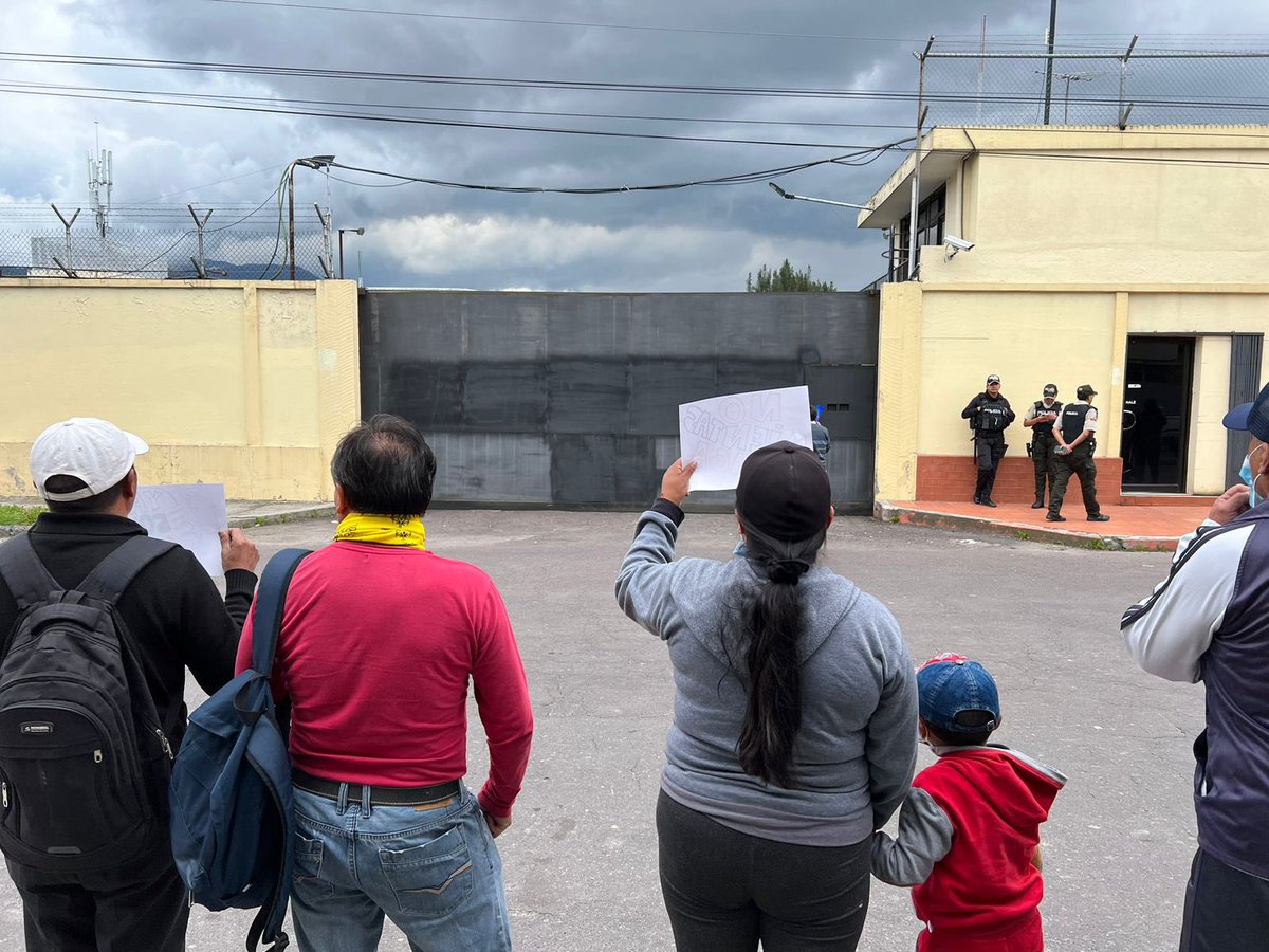 moniquemendoza's tweet photo. Quisieron amedrentar y no lo lograron. Extrabajadores y jubilados reclamaron a @elcomerciocom el pago de liquidaciones y pensiones. Llamaron a la @PoliciaEcuador para resguardarse. Pero la gente no iba armada, solo llevó su voz, su letrero, su indignación, su derecho, su vida. https://t.co/mpmUq5SlQC