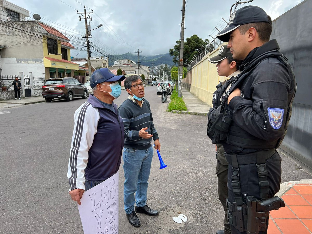 moniquemendoza's tweet photo. Quisieron amedrentar y no lo lograron. Extrabajadores y jubilados reclamaron a @elcomerciocom el pago de liquidaciones y pensiones. Llamaron a la @PoliciaEcuador para resguardarse. Pero la gente no iba armada, solo llevó su voz, su letrero, su indignación, su derecho, su vida. https://t.co/mpmUq5SlQC