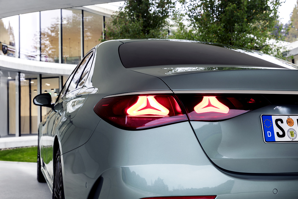 ShekharDC's tweet photo. Those tail lamps in the New E...how attractive they are. Sets a distinct design benchmark, inspiring a trend to follow... #EClass #MercedesBenz #EvolvesWithYou https://t.co/O4V8o8GNKk
