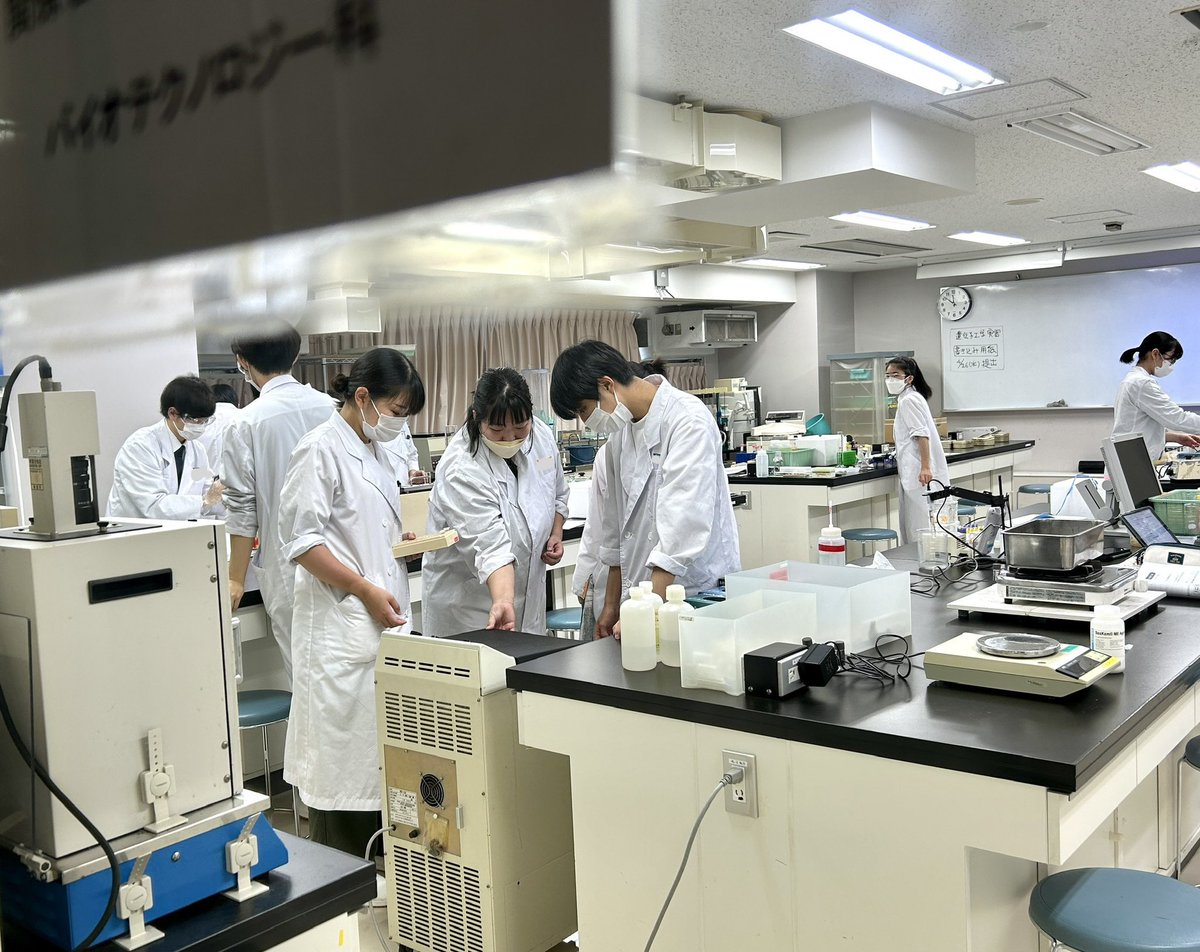TTCbio's tweet photo. 今日のバイオ科は2年生は？

遺伝子工学実習です

今日は形質転換した大腸菌からプラスミドを抽出！
IPTGとXgalが入った培地で組換え���腸菌を培養すると、βガラクトシダーゼが発現してブルーコロニーになりました！

#遺伝子工学実習　#pUC19 https://t.co/3je69NiMVY