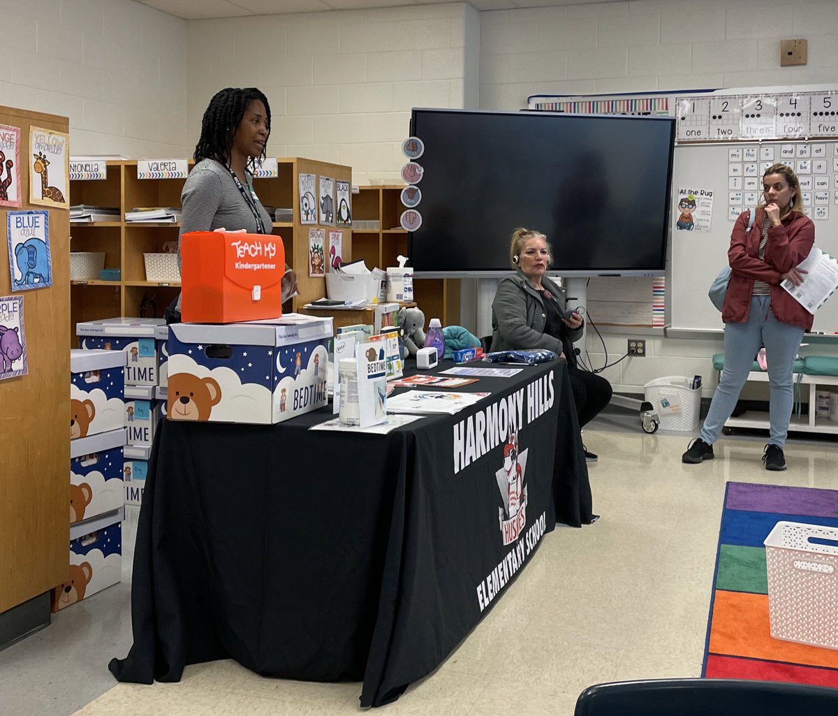 GloriaJCSL's tweet image. Helping our @HHESHUSKIES families establish #bedtimeroutines by gifting them with @bedtimeinabox kits today at #kindergartenorientation @MCPSCommunitySc