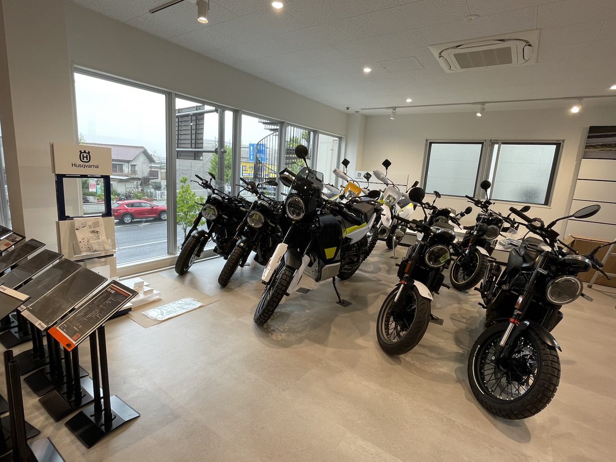 HUCKLEBERRY819's tweet photo. こんにちは!スタッフのさくらです🌸
現在オープンに向けて準備を進めております✨
途中経過ではありますが、お店の雰囲気はこんな感じです!
4/28,29/30はオープンイベントを開催いたします!!
皆様のご来店お待ちしております❤
#ktm #husqvarna #gasgas
#バイク #株式会社ワースワイル https://t.co/e1zoQPa4ao