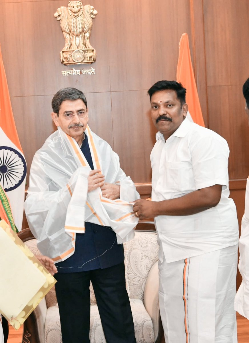 இராமநாதபுரம் மாவட்டத்திற்கு வருகை தந்து தியாகி இம்மானுவேல் சேகரனார் மற்றும் பசும்பொன் ஐயா தேவர் திருமகனார் நினைவிடங்களுக்கு சென்று அஞ்சலி செலுத்தி பெருமைப்படுத்திய தமிழக ஆளுநர் அவர்களுக்கு நேரில் நன்றி தெரிவித்தேன்

<a href="/annamalai_k/">K.Annamalai</a> <a href="/BJP4TamilNadu/">BJP Tamilnadu</a>  <a href="/apmbjp/">A.P. Muruganandam முருகானந்தம் 🇮🇳</a> <a href="/HRajaBJP/">H Raja</a> <a href="/Oreynaadu_TN/">Orey Naadu</a>