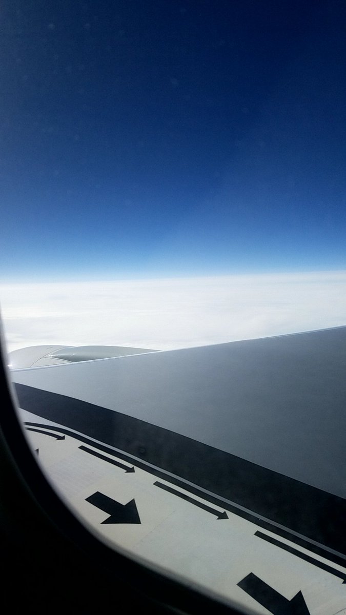 cherrina62826's tweet photo. 土日、飛行機乗りました！✈
所要時間は離陸前の準備の時間も含んでて、実際は思ってたより短かったのが安心した！
あと、目の前のパネルにも、残り時間や現在地が分かるようになってて、それも安心材料！
雲の上は綺麗でした😌
乗れたという自信は、1つ武器を手にしたような、強くなった気持ちです！ https://t.co/wAZd6T0wh1