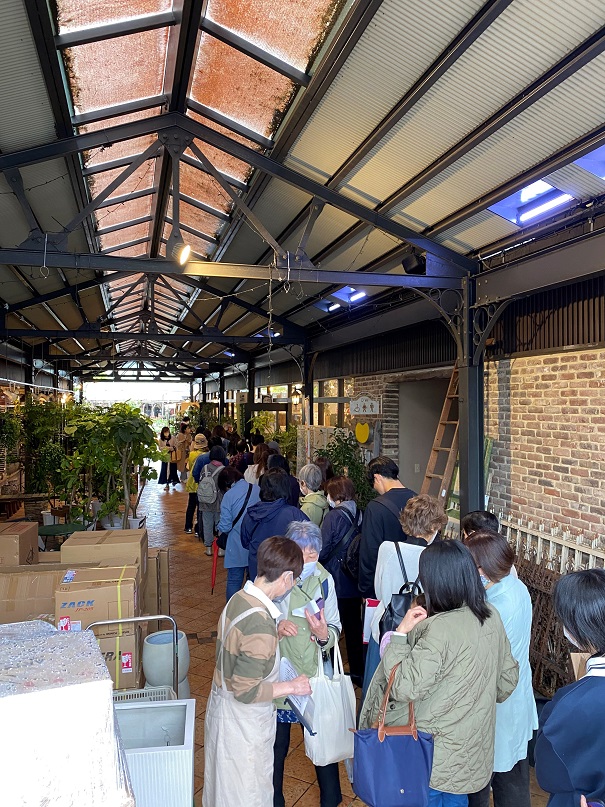SalaBread's tweet photo. 🥖4周年感謝祭、２日目✨

本日は、問い合わせ殺到の『パン詰め放題』です。
先着30名様限定でしたが、大賑わいでした😄

明日も『パン詰め放題』イベントを開催しますので、お楽しみに。

引き続きあんぱん祭りも開催中ですので、
ぜひお越しください‼      ＜営業時間11:00~17:00＞ https://t.co/SEDIK8Ip5P