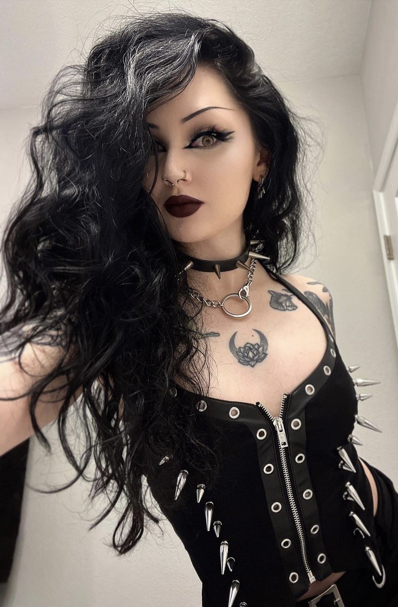 Killstar sent me these tops and some other goodies! I’m so grateful <33