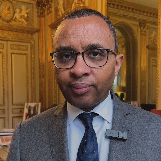 L'histoire retiendra que c'est ce monsieur qui a décidé que c'était mieux de savoir faire un cunnilingus à 5 ans que de savoir l'écrire à 20 ans.