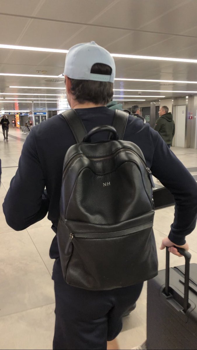 niallspromoIT's tweet photo. 🆕| Niall è ufficialmente sul suolo italiano da ieri sera!

È atterrato a Linate, le fan che lo hanno incontrato hanno raccontato che lui ha detto di seguirlo fino al van così per poterle salutare bene 😭❤️‍🩹 https://t.co/bGVG3zzjCG