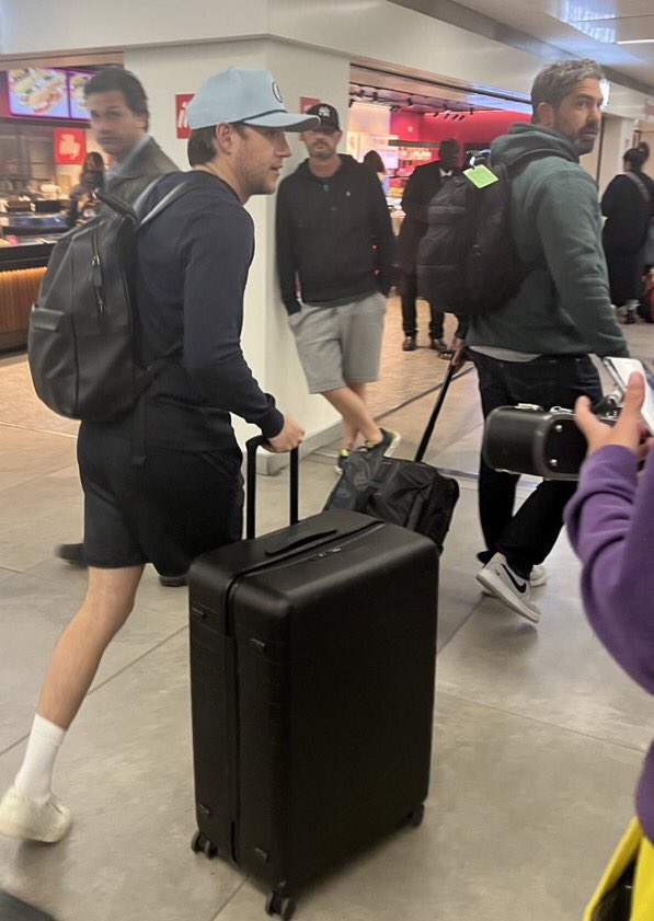 niallspromoIT's tweet photo. 🆕| Niall è ufficialmente sul suolo italiano da ieri sera!

È atterrato a Linate, le fan che lo hanno incontrato hanno raccontato che lui ha detto di seguirlo fino al van così per poterle salutare bene 😭❤️‍🩹 https://t.co/bGVG3zzjCG
