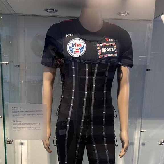 AussieAstroKat's tweet photo. Very cool to see the skinsuit 👩‍🚀 developed by
@RMIT and 🇦🇺 company Human Aerospace on display in the entrance hall of the European Astronaut Centre where I am training.

This project was funded through the @AusSpaceAgency and developed in collaboration with @esa https://t.co/rw5rD5i6dM