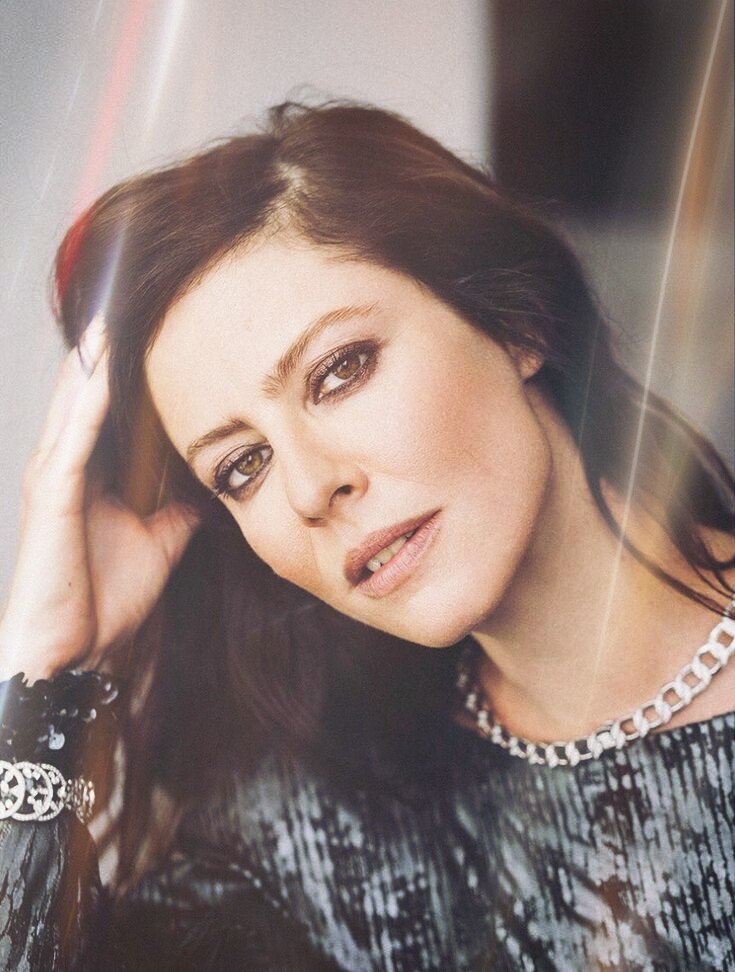 'She walks in beauty, like the night of cloudless climes and starry skies; and all that’s best of dark and bright meet in her aspect and her eyes…' Happy Birthday to the sensual #AnnaMouglalis (45) 🌹✨