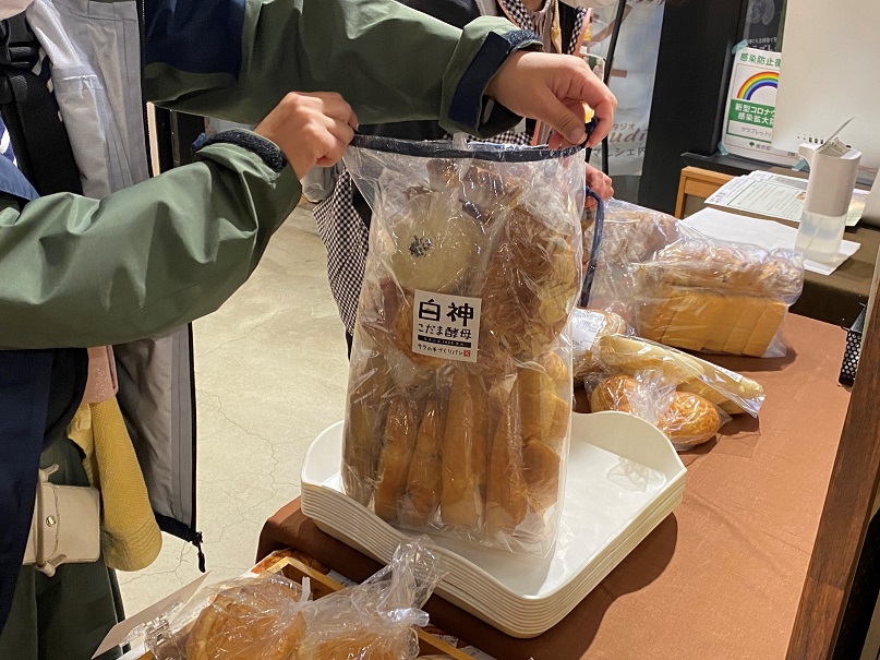 SalaBread's tweet photo. 🥖4周年感謝祭、２日目✨

本日は、問い合わせ殺到の『パン詰め放題』です。
先着30名様限定でしたが、大賑わいでした😄

明日も『パン詰め放題』イベントを開催しますので、お楽しみに。

引き続きあんぱん祭りも開催中ですので、
ぜひお越しください‼      ＜営業時間11:00~17:00＞ https://t.co/SEDIK8Ip5P