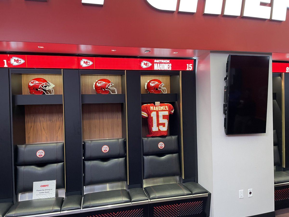 AmyMHuot's tweet photo. As part of the @CT_ESOP , I get to do some pretty cool things and get to meet seriously amazing people. And see where Patrick Mahomes hangs out… Thank you @EOXNetworkUS for a great night of fun and networking! https://t.co/Pc3HTza4YC