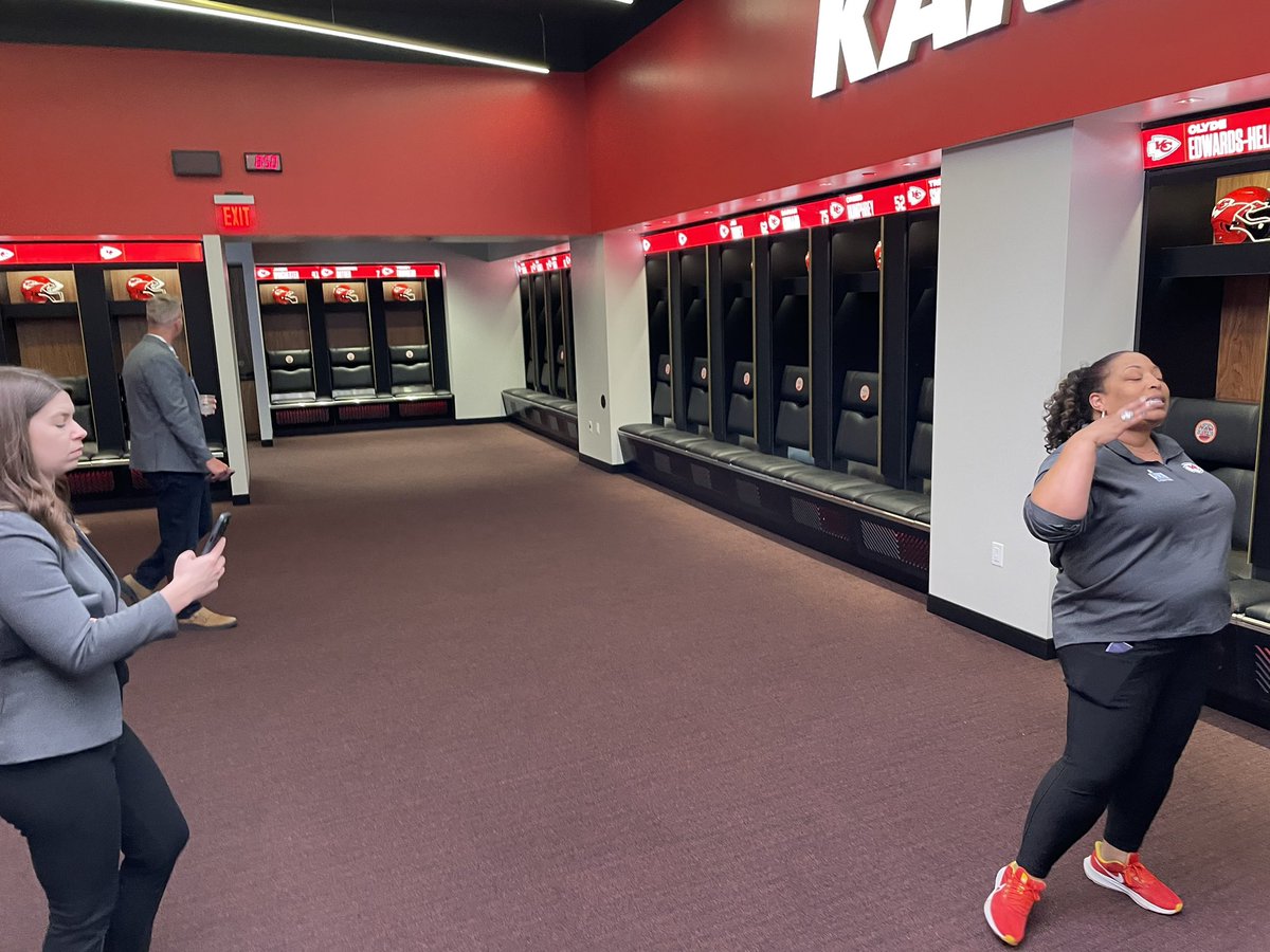 AmyMHuot's tweet photo. As part of the @CT_ESOP , I get to do some pretty cool things and get to meet seriously amazing people. And see where Patrick Mahomes hangs out… Thank you @EOXNetworkUS for a great night of fun and networking! https://t.co/Pc3HTza4YC