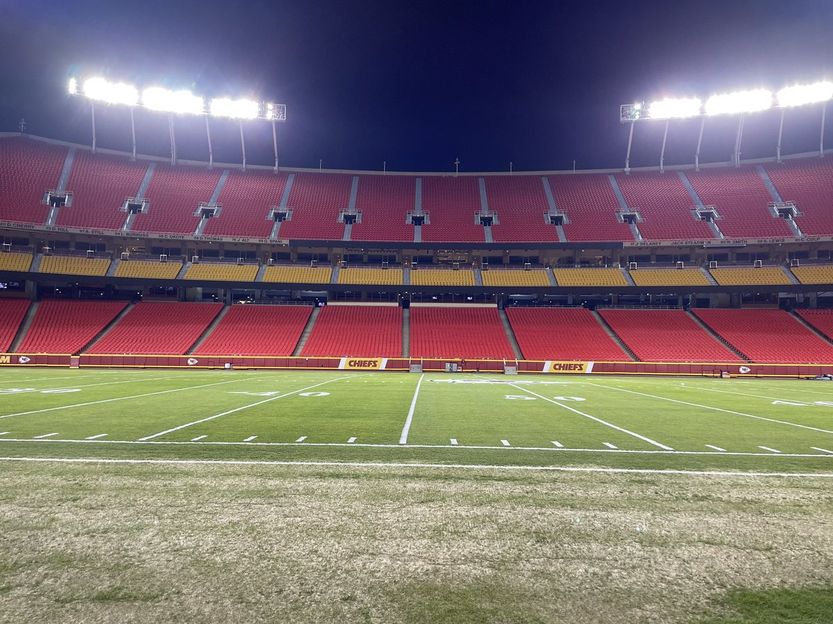 AmyMHuot's tweet photo. As part of the @CT_ESOP , I get to do some pretty cool things and get to meet seriously amazing people. And see where Patrick Mahomes hangs out… Thank you @EOXNetworkUS for a great night of fun and networking! https://t.co/Pc3HTza4YC